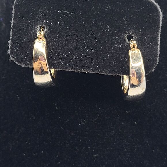 Gorgeous Surgical Steel Gold Tone Hoop Earrings 0.75in - Picture 5 of 6